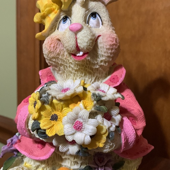 SPRING BUNNY BRINGING YOU A BUSHEL OF FLOWERS- Cute Mantel / Tabletop piece - Picture 3 of 10